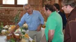 fattoria-della-piana-carmelo-basile-mostra-prodotti-a-thomas-e-andy-gellert