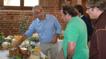 fattoria-della-piana-carmelo-basile-mostra-prodotti-a-thomas-e-andy-gellert