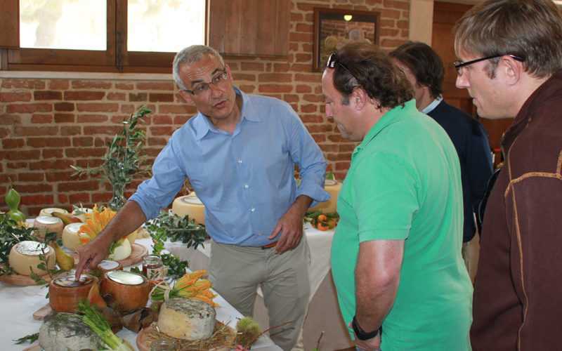 fattoria-della-piana-carmelo-basile-mostra-prodotti-a-thomas-e-andy-gellert