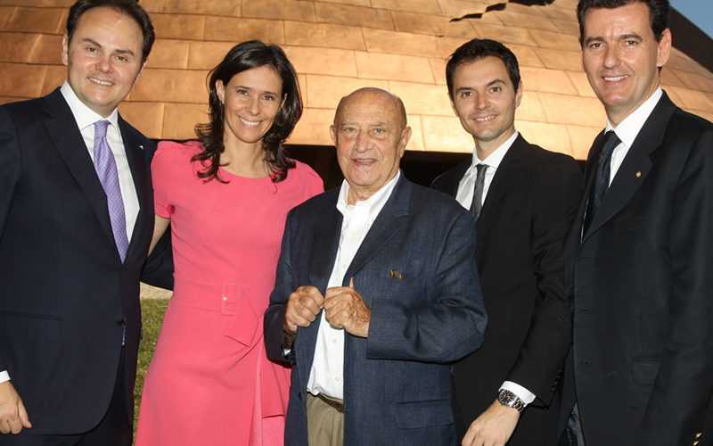 Famiglia Lunelli con Arnaldo Pomodoro