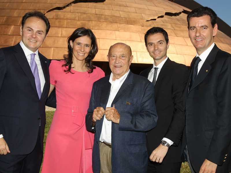 Famiglia Lunelli con Arnaldo Pomodoro