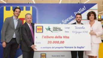 Md spa consegna assegno di 20mila euro a sostegno famiglie