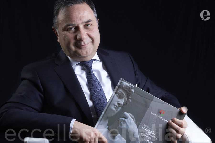 Patrizio Bof con il premio di Eccellenze Italiane