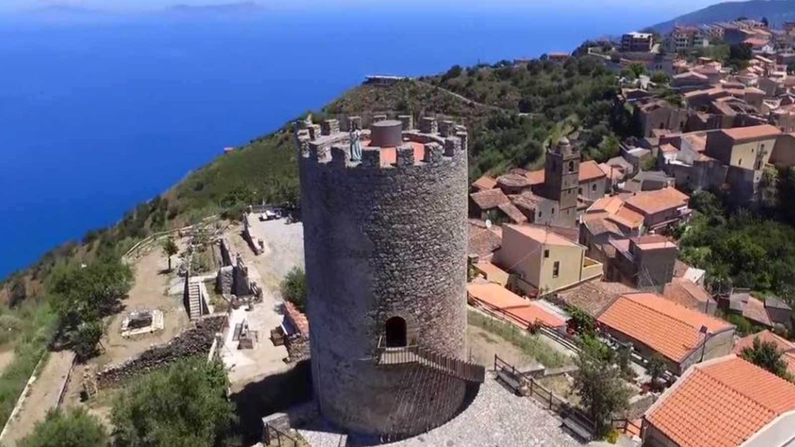 Piraino è la ottava tappa di Etour di Eccellenze Italiane. Anticamente, per la sua bellezza e per il suo clima, Piraino veniva definito la "perla del Tirreno".