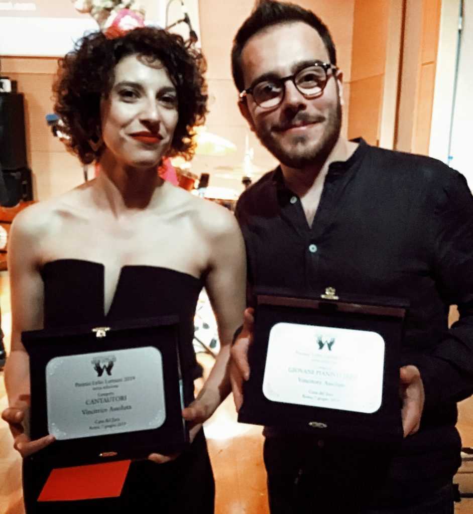 Caterina Comeglio E Danilo Tarso Con Il Premio Lelio Luttazzi