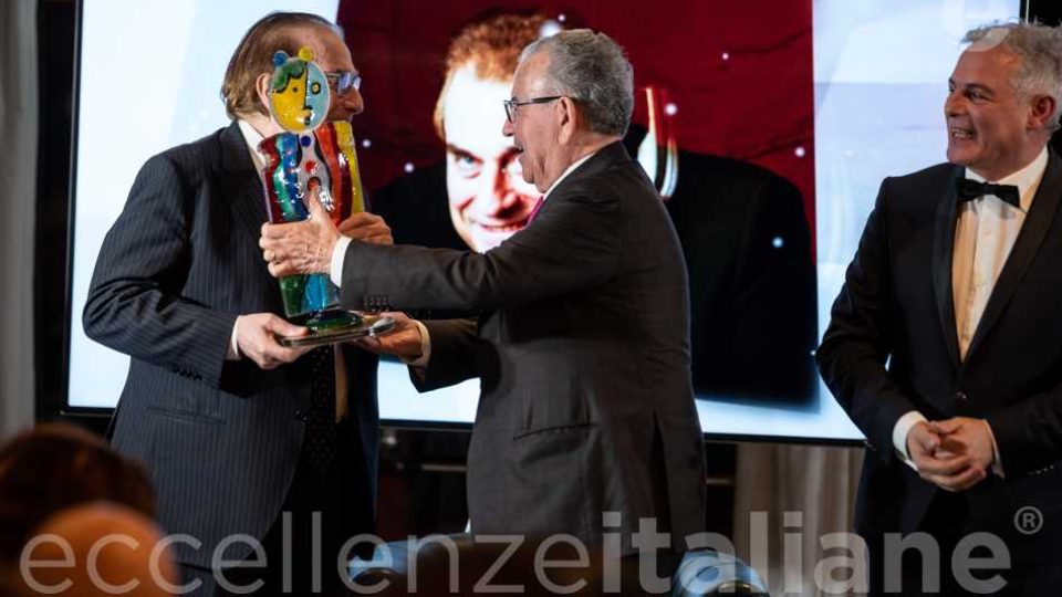 Patrizio Podini consegna premio a Franco Ricci al Gala Eccellenze Italiane