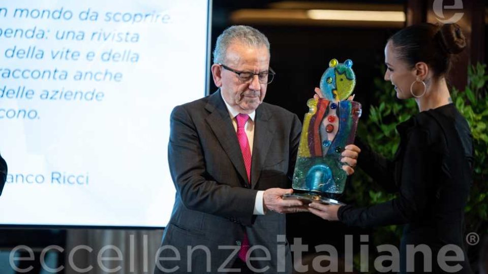 Patrizio podini ritira premio per consegnarlo a Franco Ricci