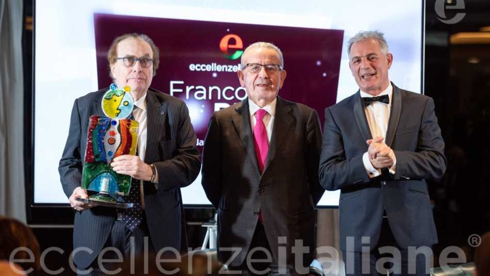 Foto di rito: da sinistra Franco Ricci con Premio, Patrizio Podini, Piero Muscari