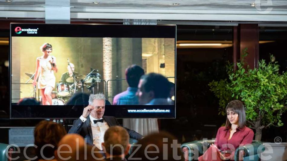 Piero Muscari e Simona Molinari durante la proiezione della storia di Simona Molinari al Galà delle Eccellenze Italiane 2019