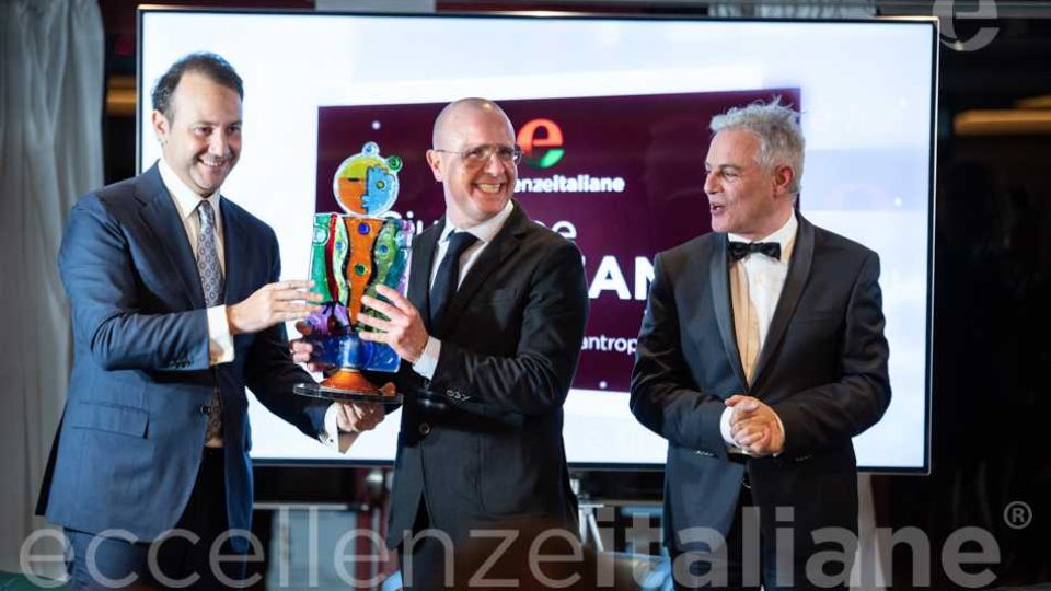 Danilo Iervolino premia Giuseppe Pezzano - sezione emondo