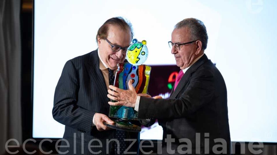 Patrizio Podini premia Franco MariaRicci al Galà delle Eccellenze Italiane