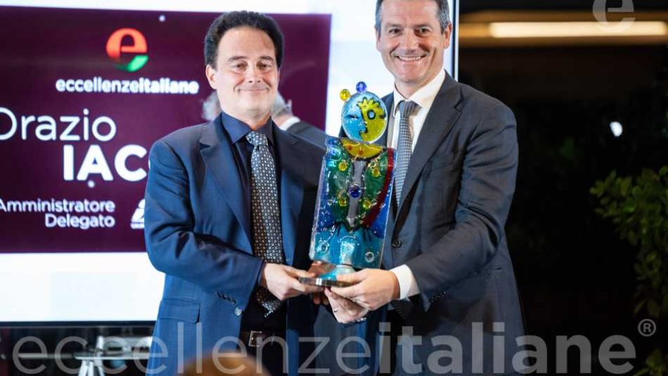 Orazio Iacono premiato da Riccardo Longo- foto di rito con il premio